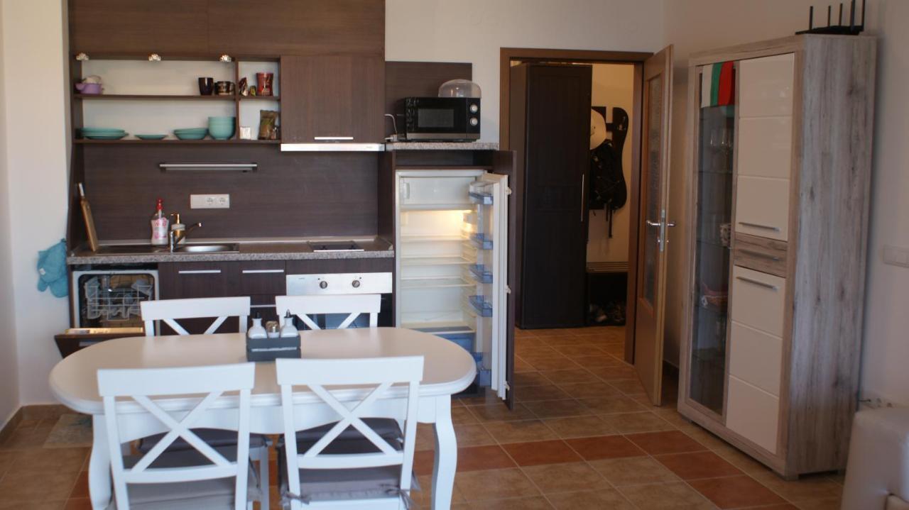 Cozy Apartment With Sea View And Free Parking Поморіє Екстер'єр фото
